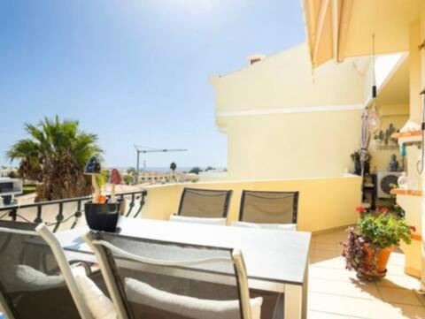 Apartment Sunny Condo- Pool & Free Parking Walk To